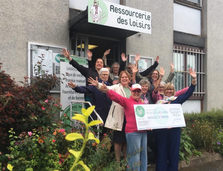 La ressourcerie en action: un don à l&rsquo;association « Les Bagouz&rsquo; à Manon »